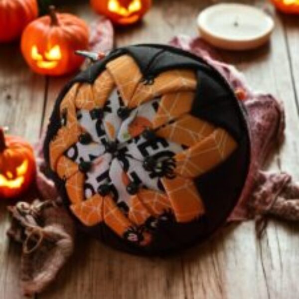 Halloween bauble (black web)
