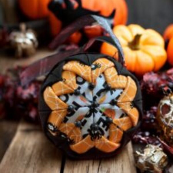 Halloween bauble (black web)